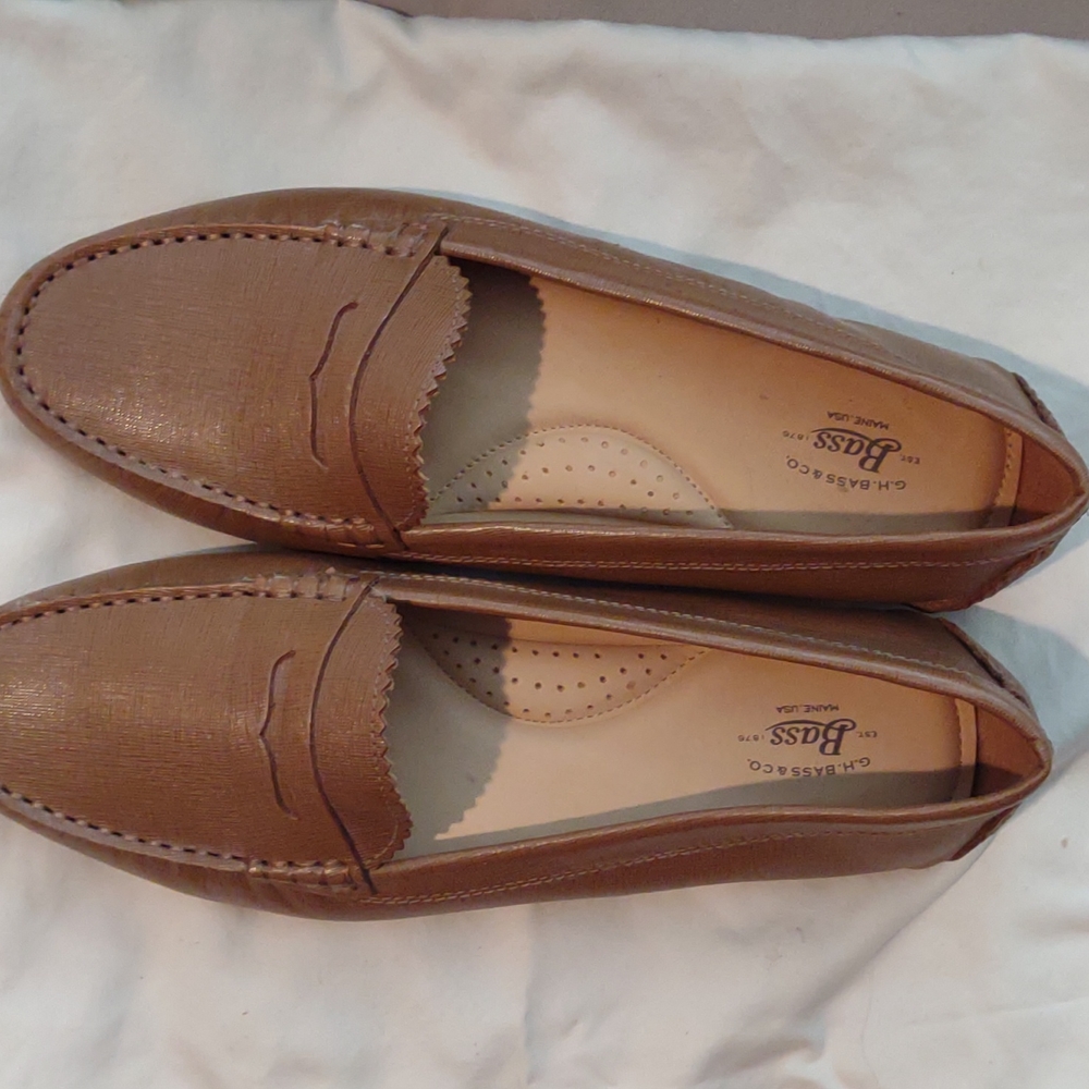 Bass Loafers Size 9.5 in brown.  New without tags